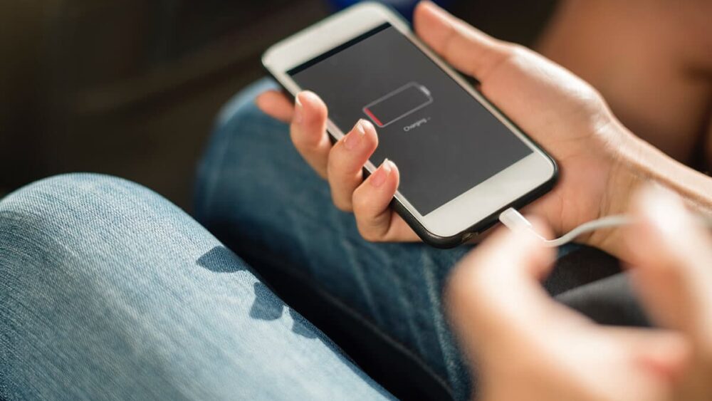 Ładowanie iPhone. Rozładowana bateria