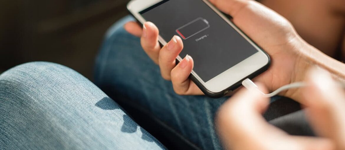 Ładowanie iPhone. Rozładowana bateria