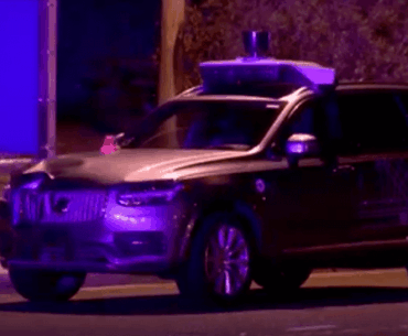 Auto Ubera - Volvo - zaraz po wypadku. Na zdjęciu widać gdzie było uderzenie.