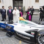 Papież Franciszek święci bolid Formuły E