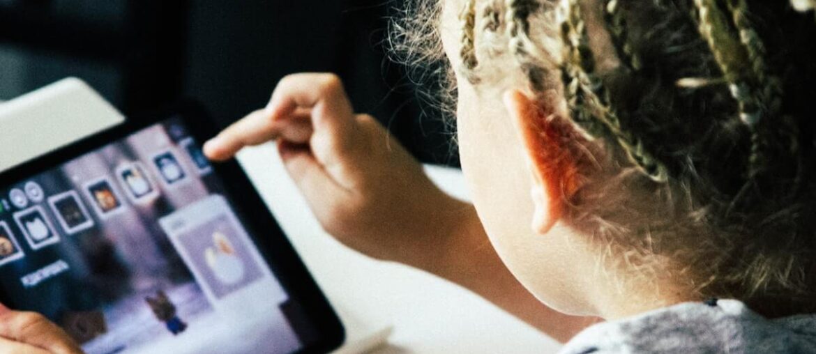 Dziecko grające na tablecie