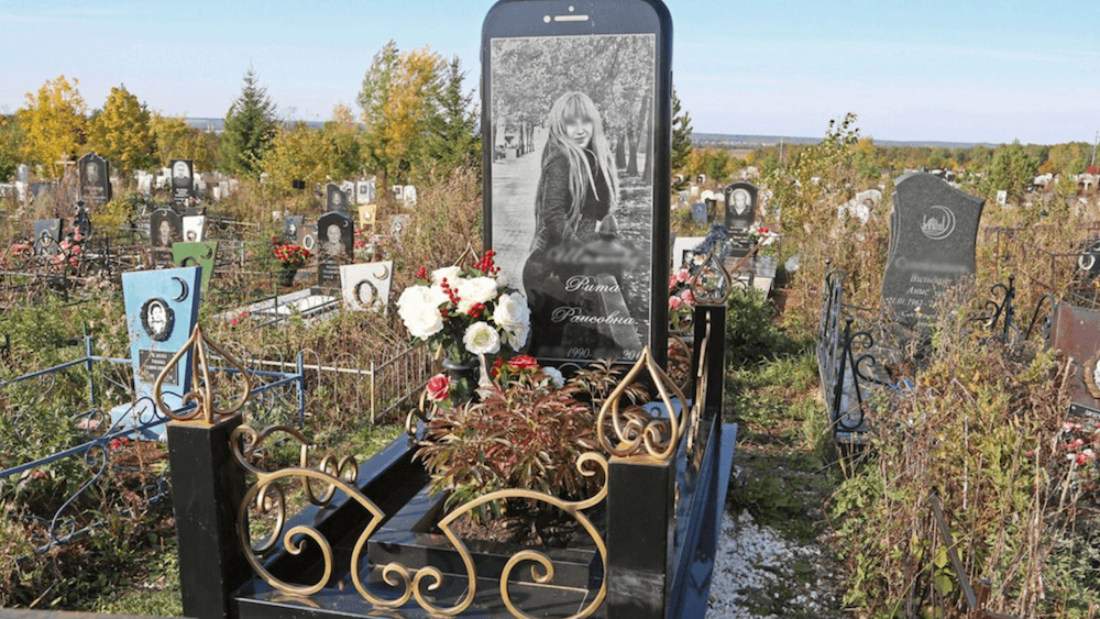 Ojciec postawił nagrobek w kształcie iPhone’a swojej zmarłej córce