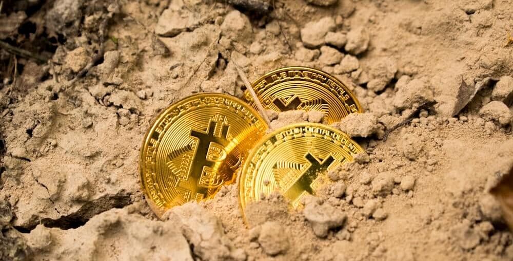 Monety bitcoin na polskich banknotach