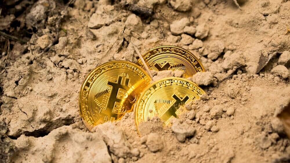 Monety bitcoin na polskich banknotach