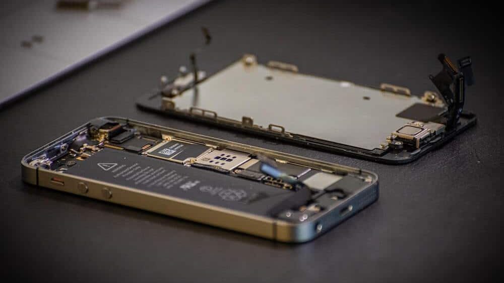Telefon powystawowy czy odnowiony – czy warto kupić? Różnice, wady i na co uważać