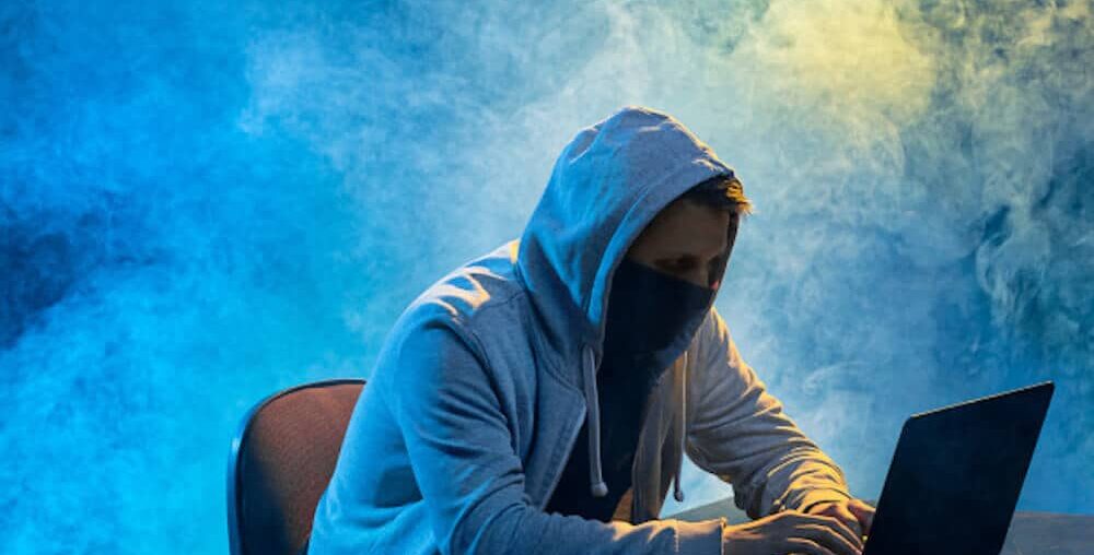 Osoba przy komputerze robiąca coś złego