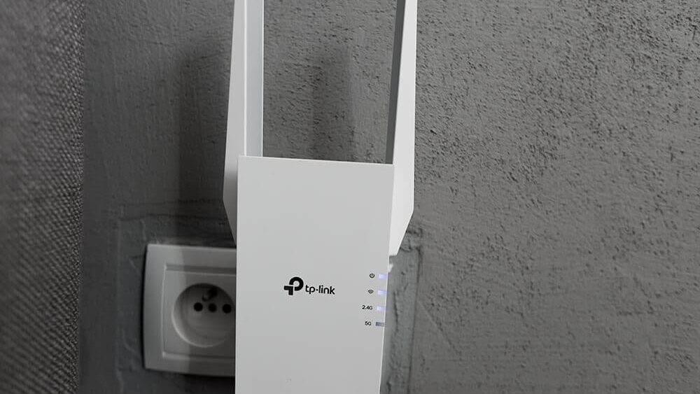 Tp-Link RE505X - wzmacniacz sygnału WiFi podłączony do gniazdka