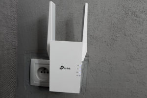 Tp-Link RE505X - wzmacniacz sygnału WiFi podłączony do gniazdka