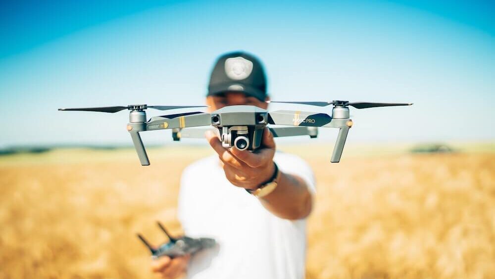 Dron startujący z ręki