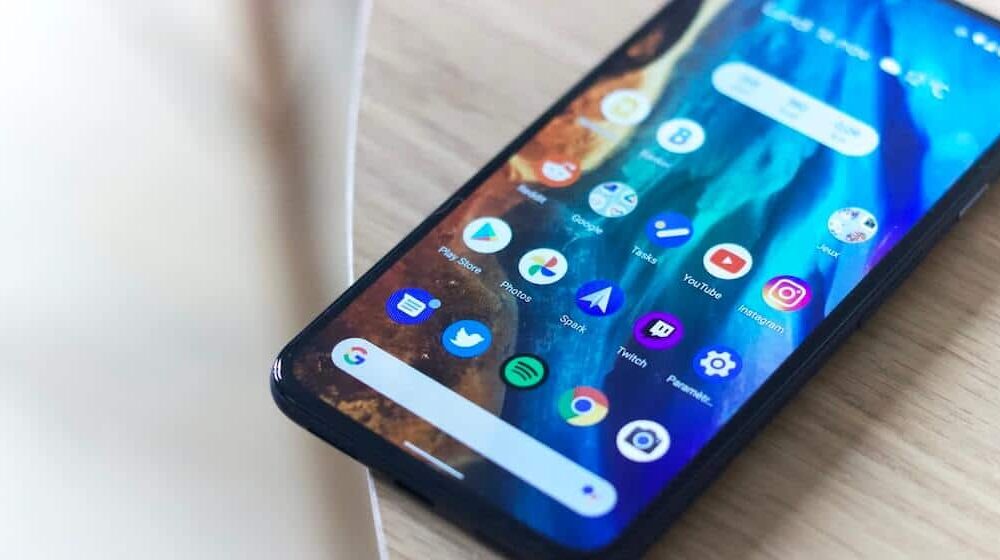 Telefon z Adroidem na stole