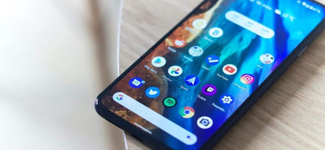 Telefon z Adroidem na stole