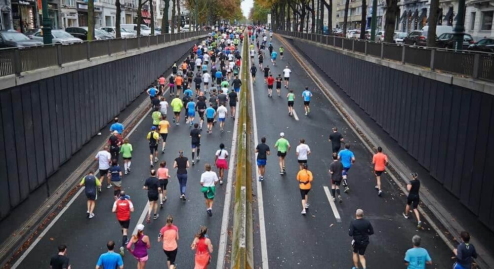 Biegnący ludzie w maratonie