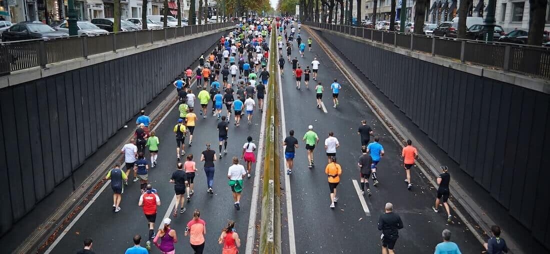 Biegnący ludzie w maratonie