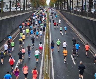 Biegnący ludzie w maratonie
