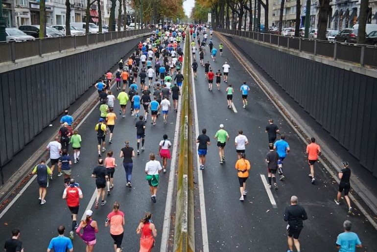 Biegnący ludzie w maratonie
