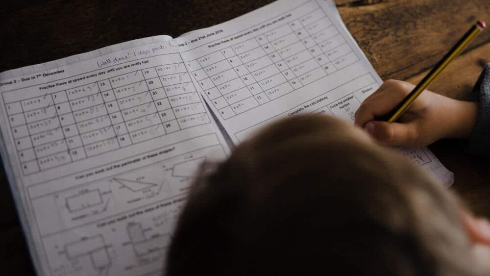 Uczeń odrabia lekcje matematyki