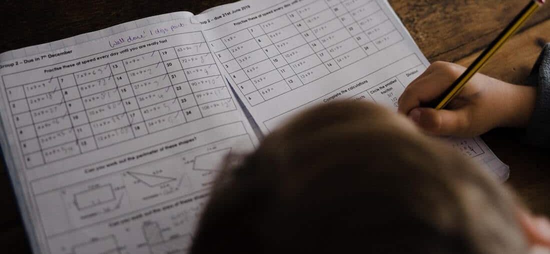 Uczeń odrabia lekcje matematyki