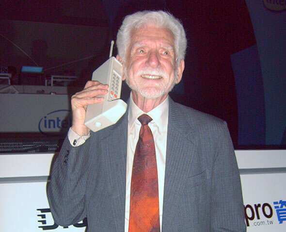 Martin Cooper trzymający telefon Motorola DynaTAC model 8000x