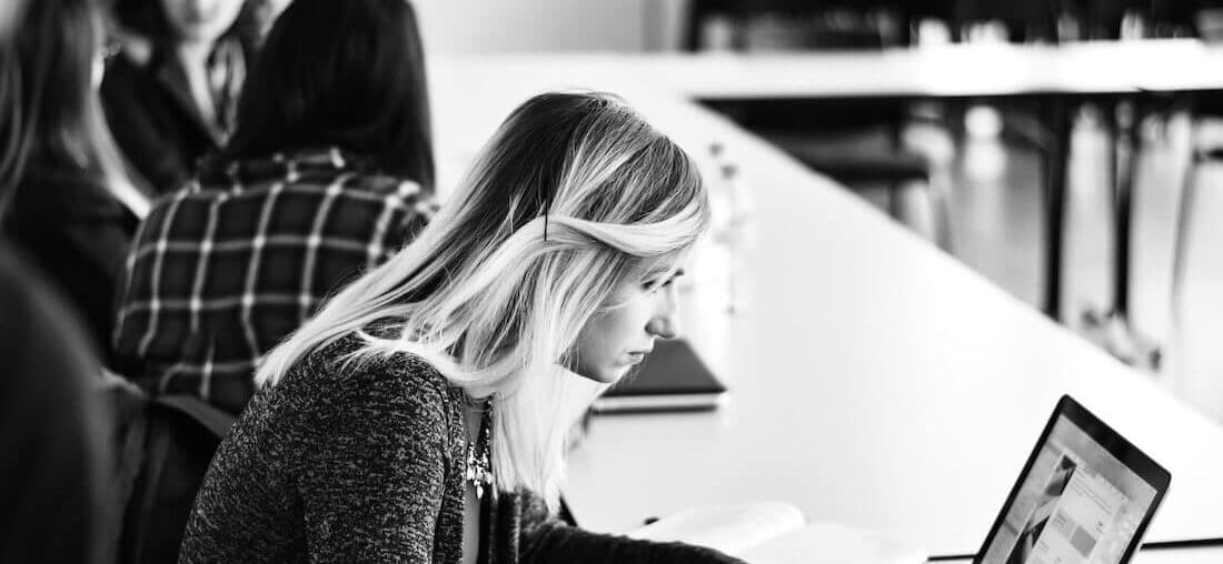 Dziewczyna z laptopem na uczelni