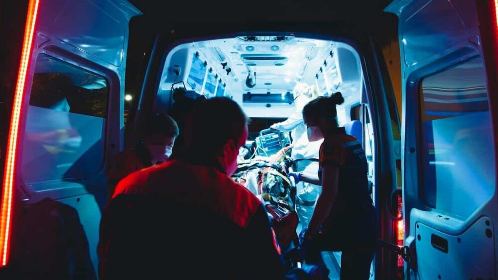 Medycy w ambulansie