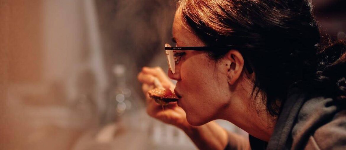 Szef kuchni smakuje potrawę