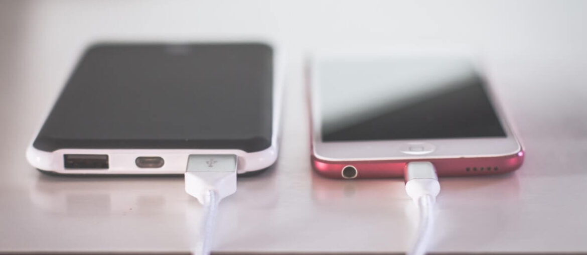 Ładujące się dwa telefony