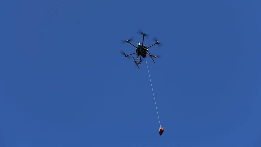 dron dostarczający defibrylator