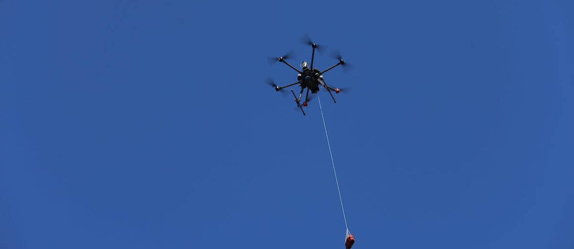 dron dostarczający defibrylator