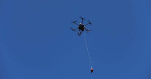 dron dostarczający defibrylator