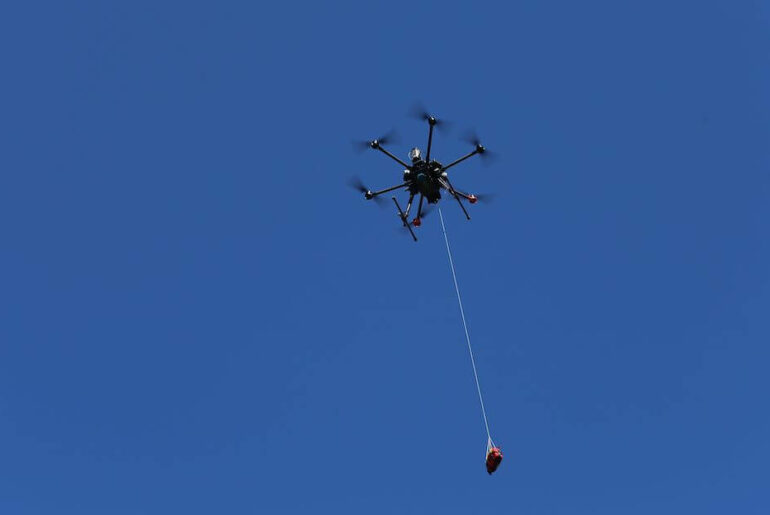 dron dostarczający defibrylator