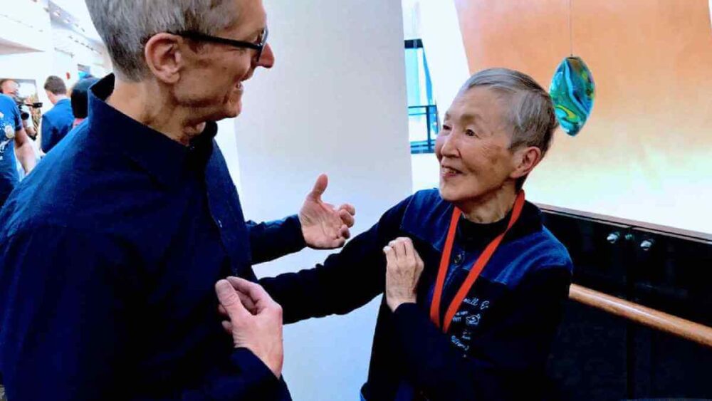 Masako Wakamiya (po prawej) i CEO Apple Tim Cook (po lewej)