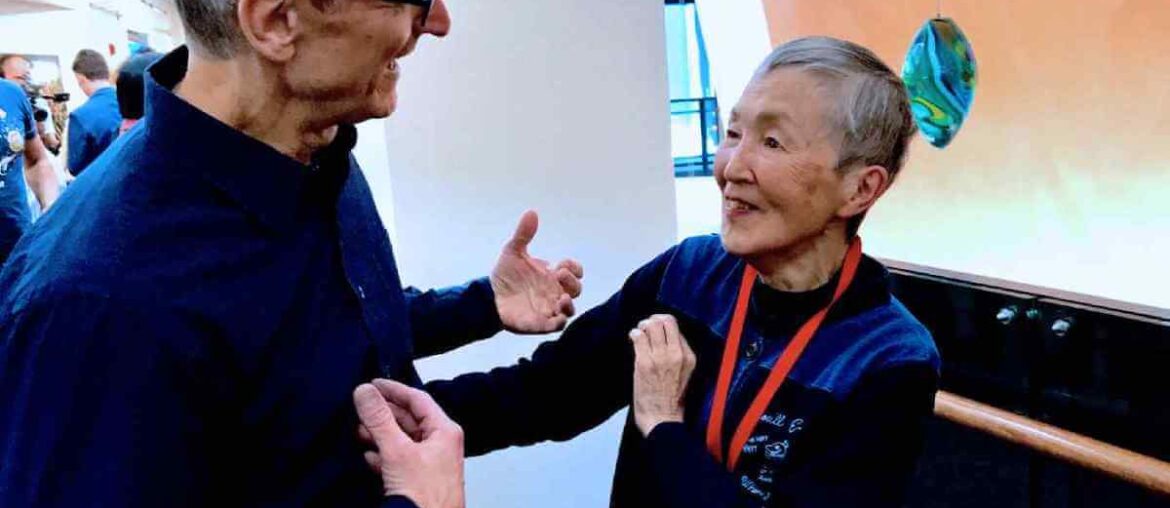 Masako Wakamiya (po prawej) i CEO Apple Tim Cook (po lewej)