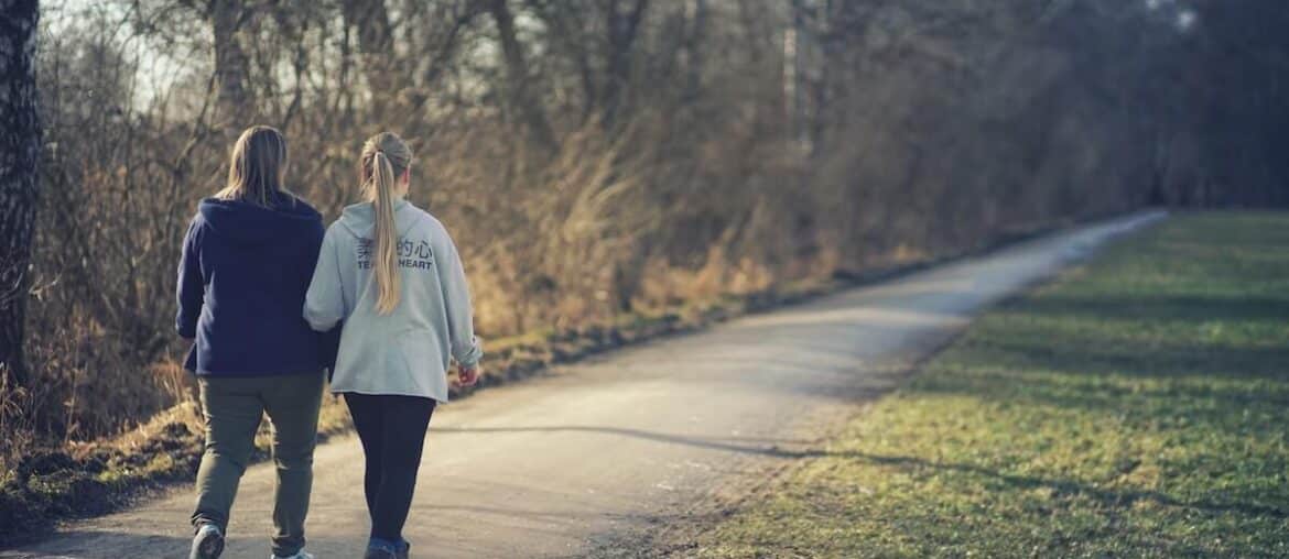 Spacerujące dwie osoby