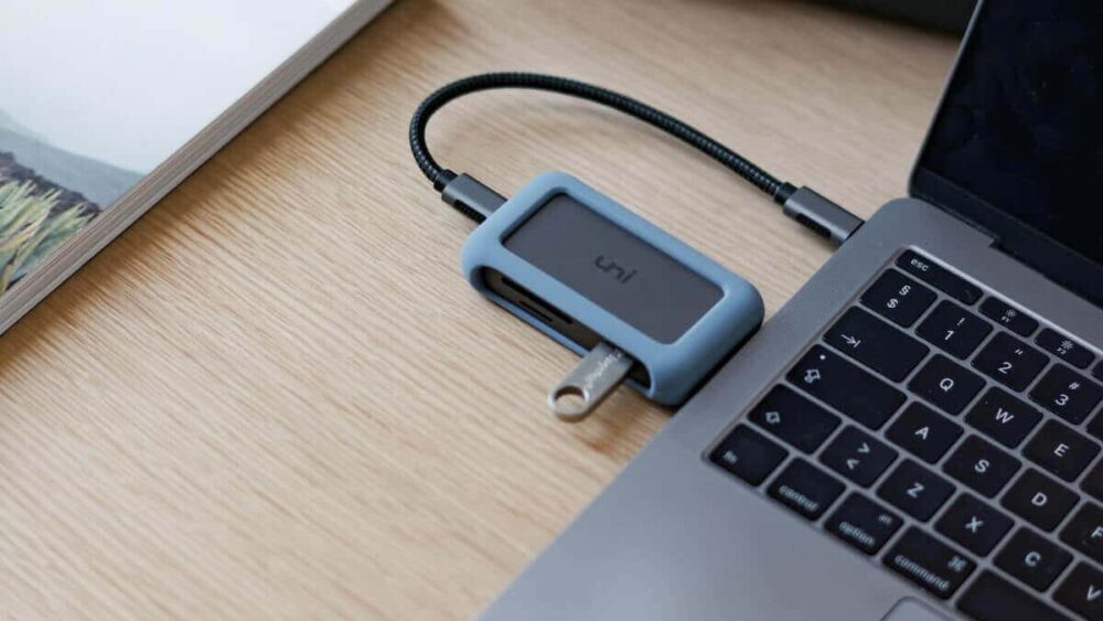 Hub USB podłączony do MacBooka