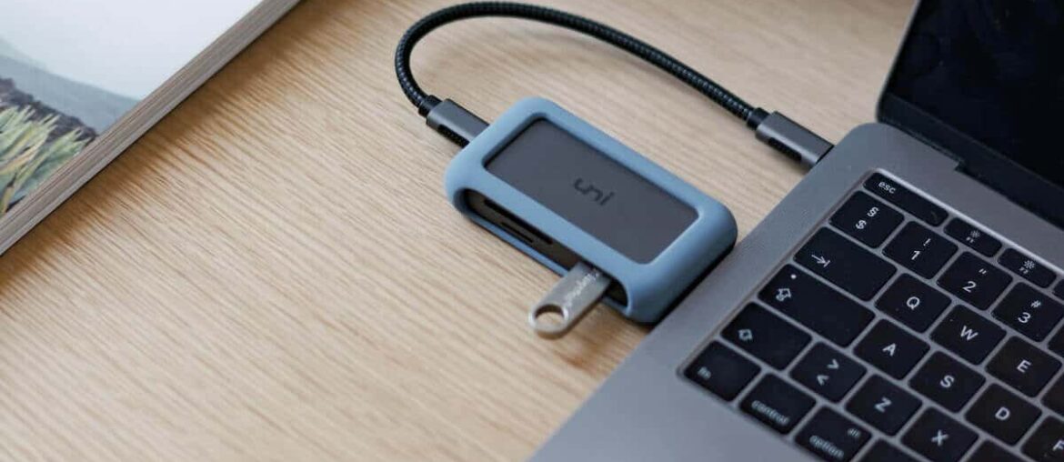 Hub USB podłączony do MacBooka