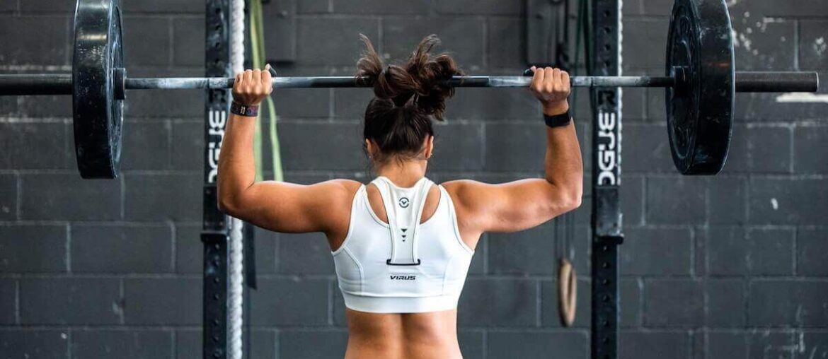 Dziewczyna podnosi ciężary