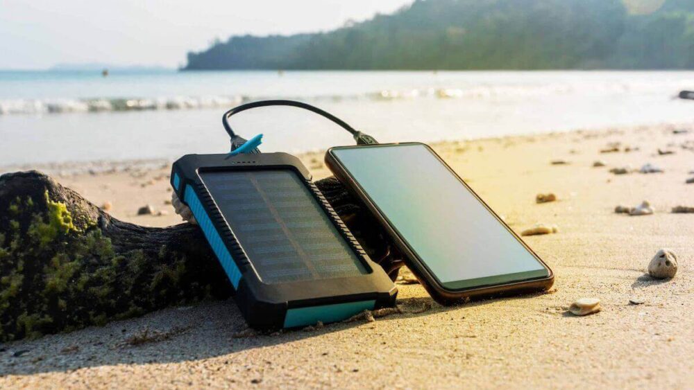 Solarny powerbank na plaży