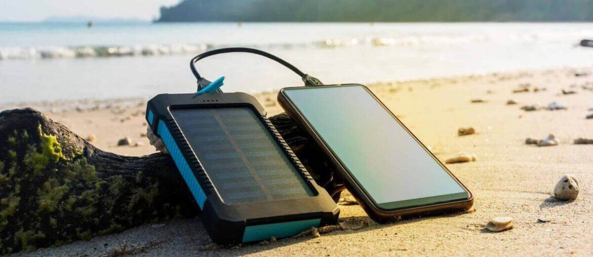 Solarny powerbank na plaży