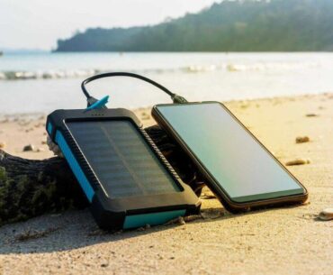 Solarny powerbank na plaży