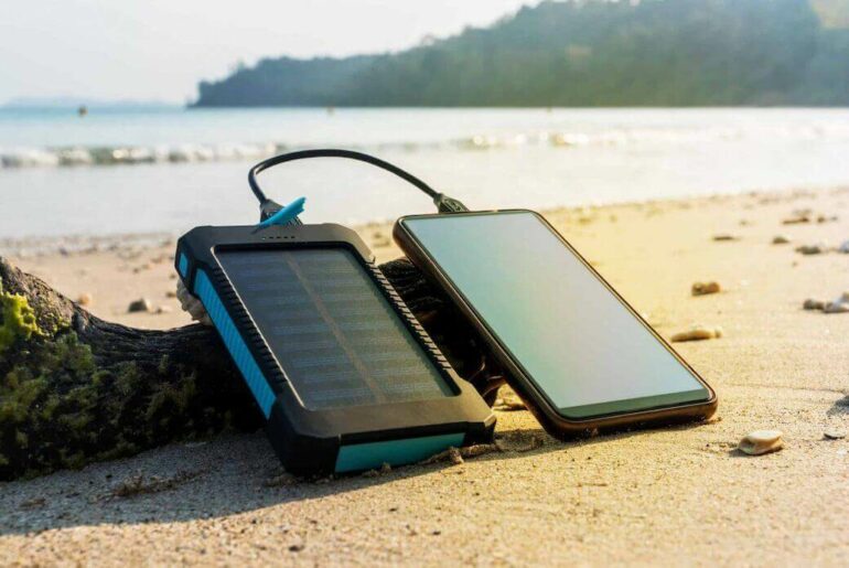 Solarny powerbank na plaży