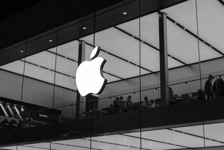 Logo Apple na witrynie sklepu