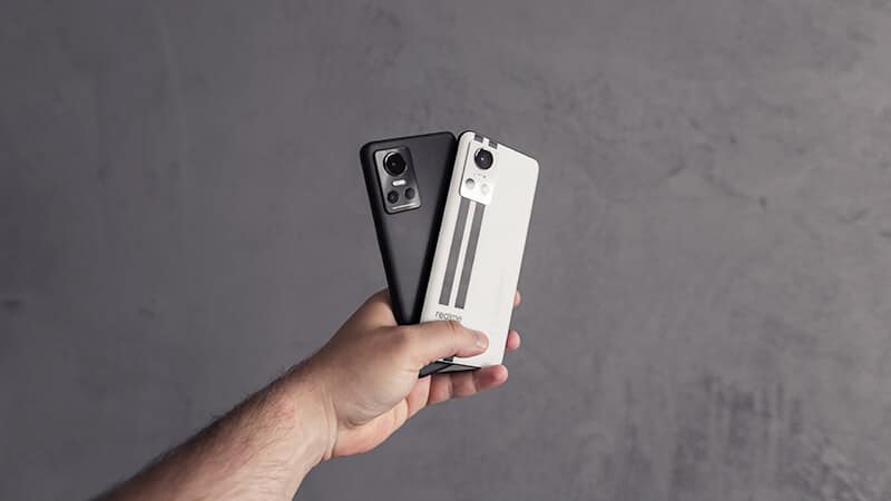 Smartfony realme GT neo 3 w kolorach Asphalt Black (po lewej) i Sprint White (po prawej)