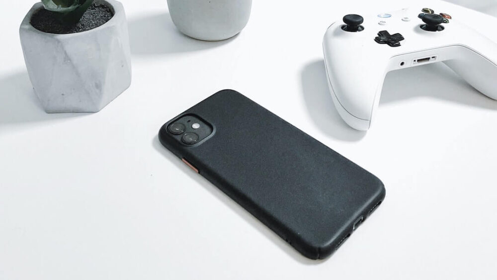 iPhone 13 w skórzanym etui od Apple