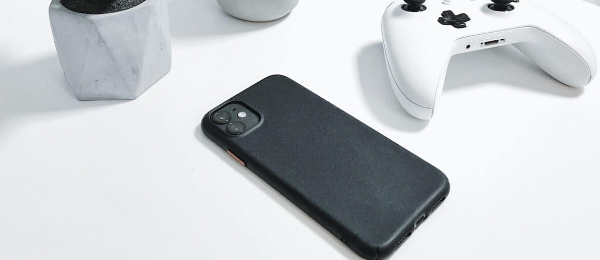 iPhone 13 w skórzanym etui od Apple