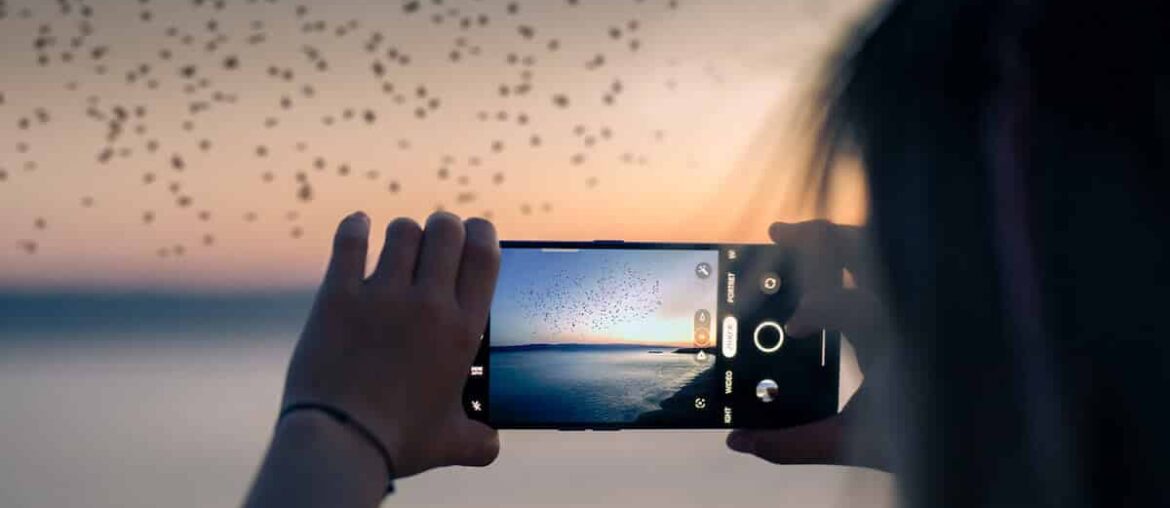 Robienie zdjęcia podczas zachodu słońca