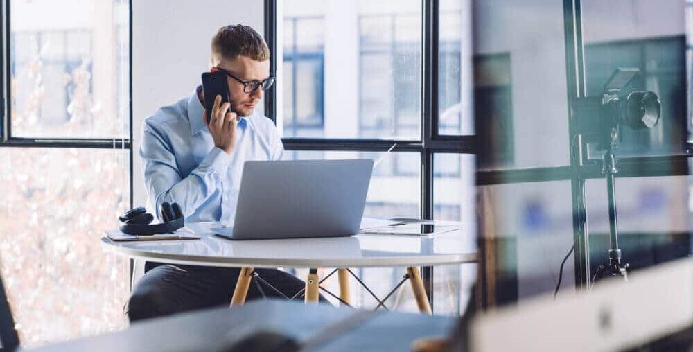 Mężczyzna rozmawia przez telefon