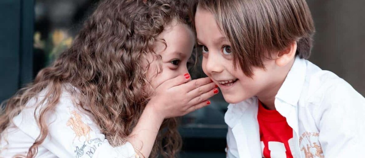 Dzieci przekazują sobie sekret