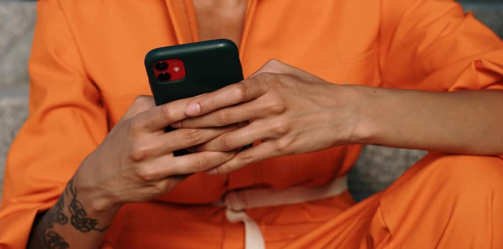 iPhone trzymany w dłoniach