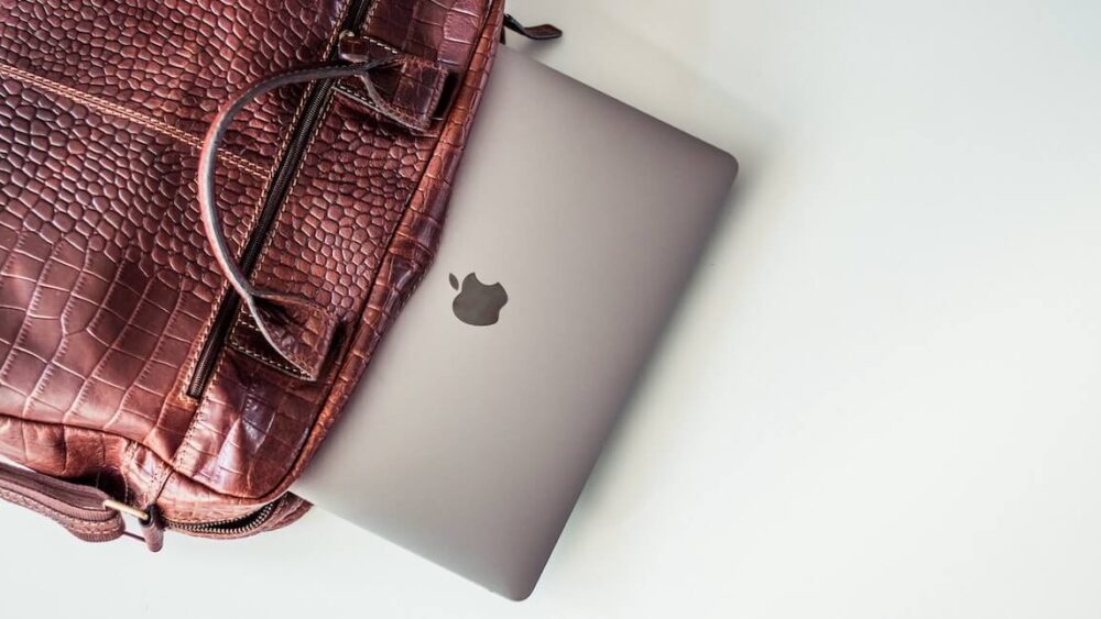 MacBook w eleganckiej torbie