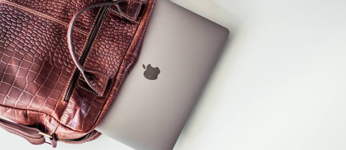 MacBook w eleganckiej torbie